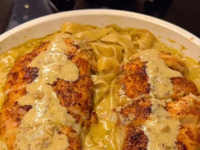 Pâtes crémeuses au poulet et pesto